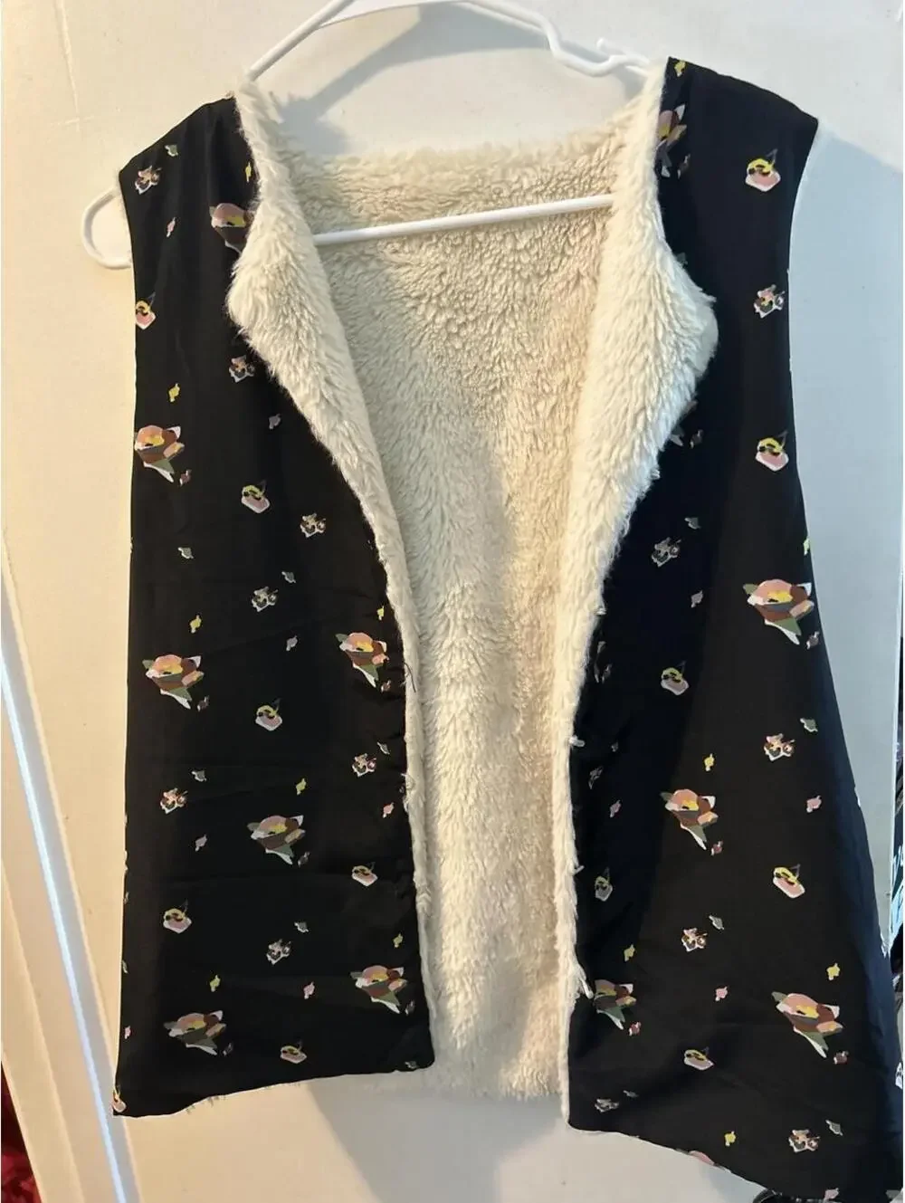 Motilda Jane reversible white faux fur vest with black floral print size 10 yrs